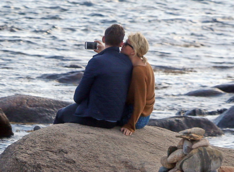 Taylor swift aos beijos com tom hiddleston