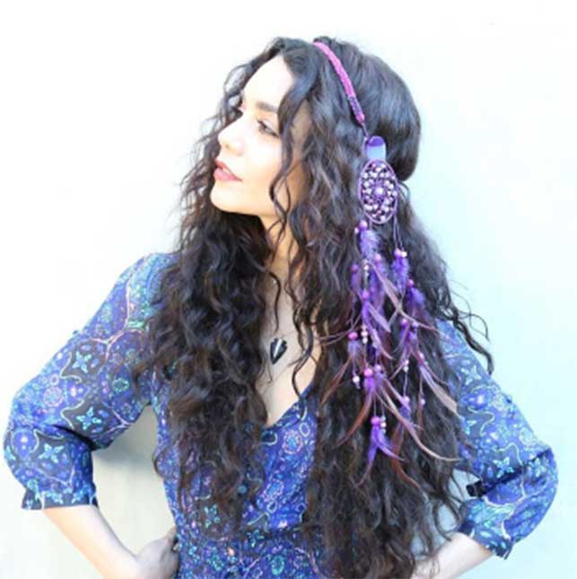 Vanessa Hudgens com blusa roxa e um filtro dos sonhos na cabeça
