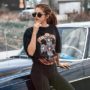 Selena Gomez com camiseta de banda