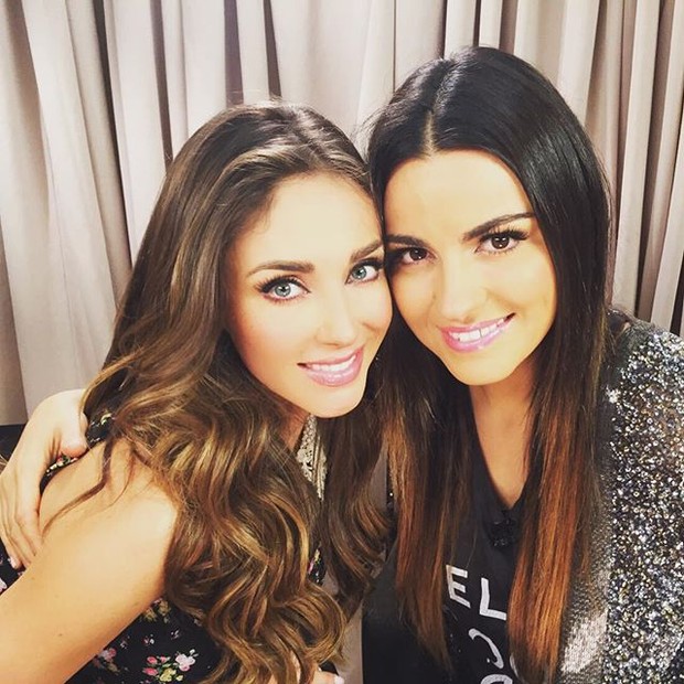 Anahí e Maite Perroni abraçadas em foto