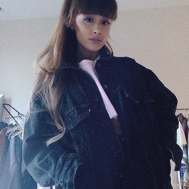 Ariana Grande em pé com franjinha