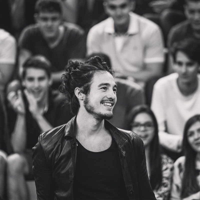 Tiago Iorc sorrindo