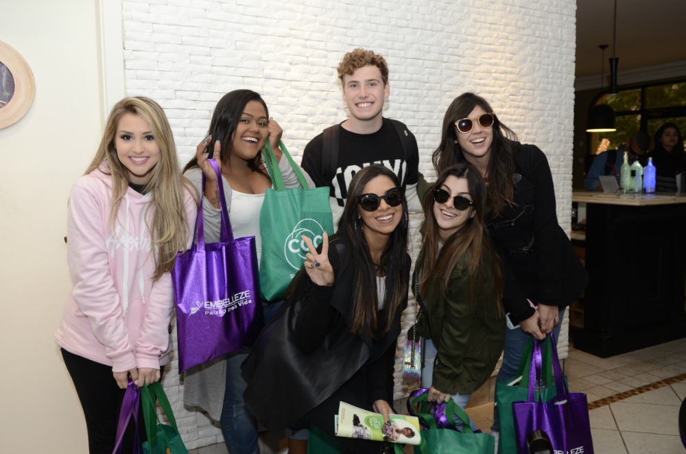 elenco do festival todateen com o kit de produtos embelezze