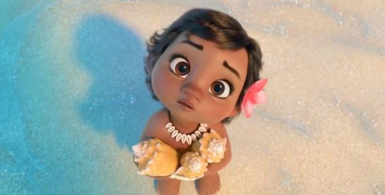 Moana bebê segurando conhas na praia