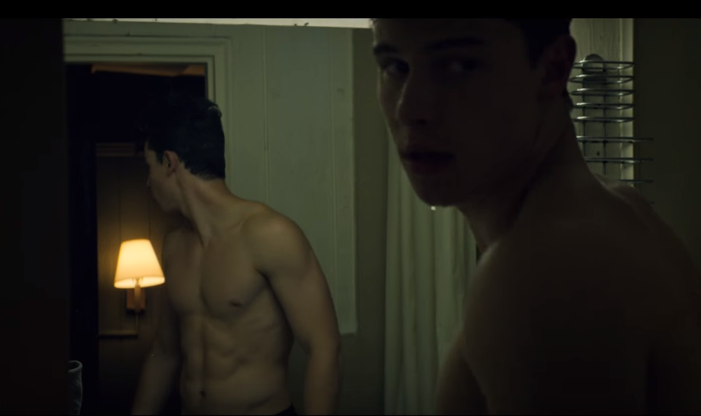 Shawn Mendes sem camisa no clipe de treat you better