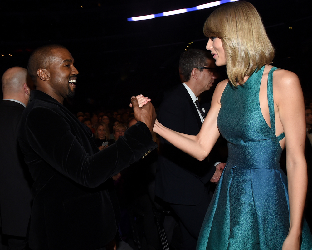Kanye West e Taylor Swift dando as mãos no Grammy
