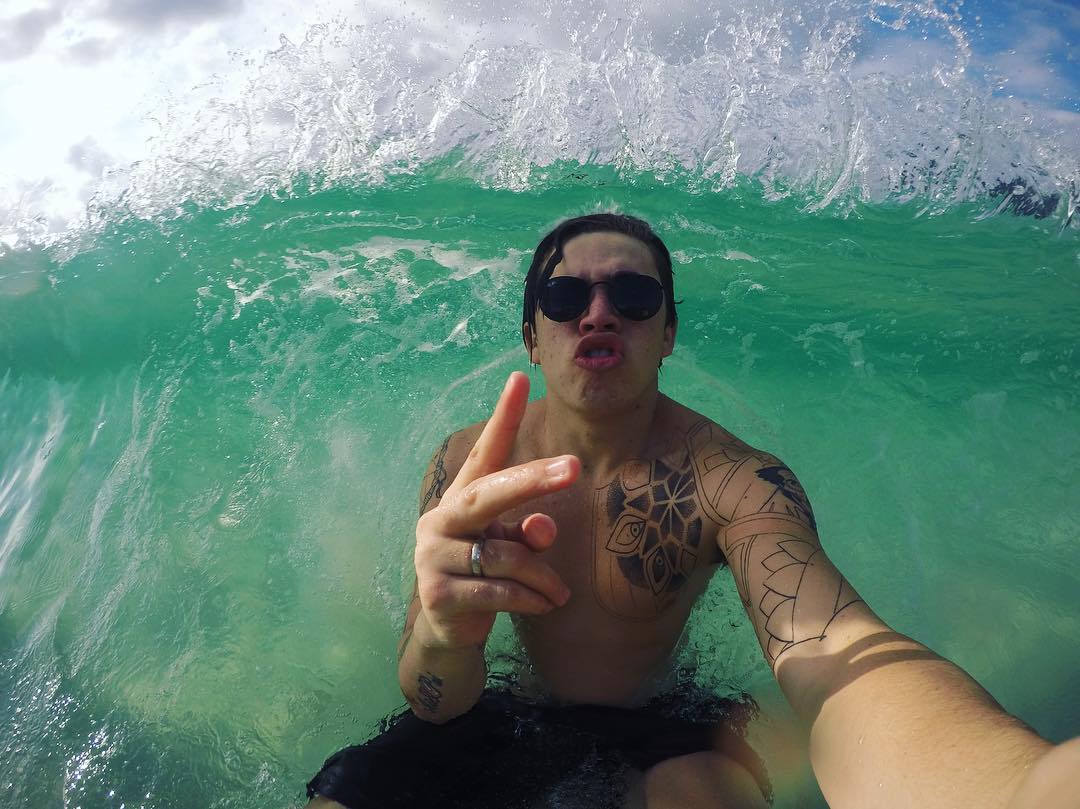 Whindersson Nunes tirando selfie no mar
