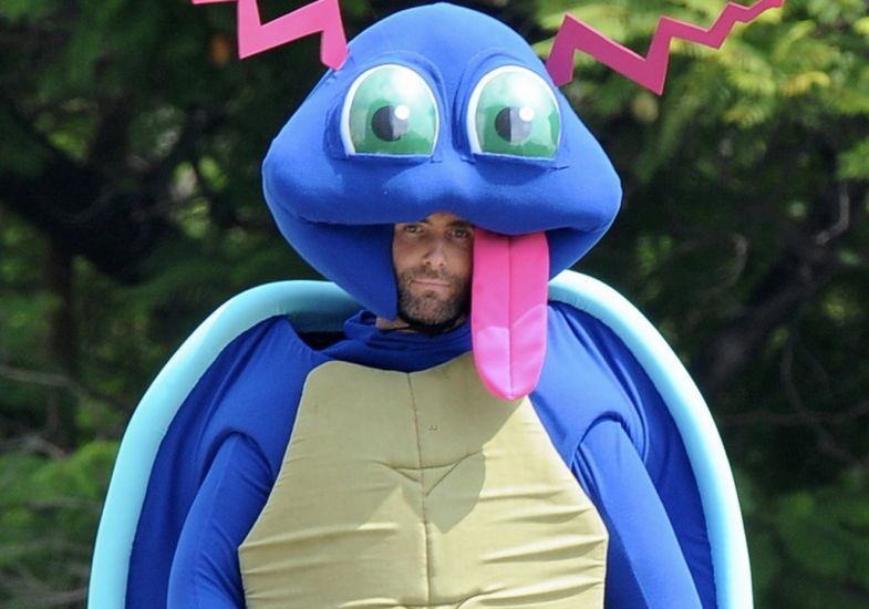 Adam Levine vestido de Pokémon