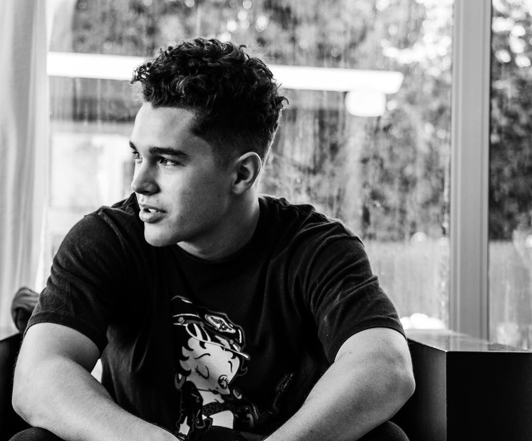 Austin Mahone com camiseta da Betty Boop
