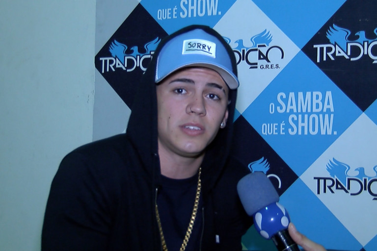 Biel dando entrevista ao TV Fama