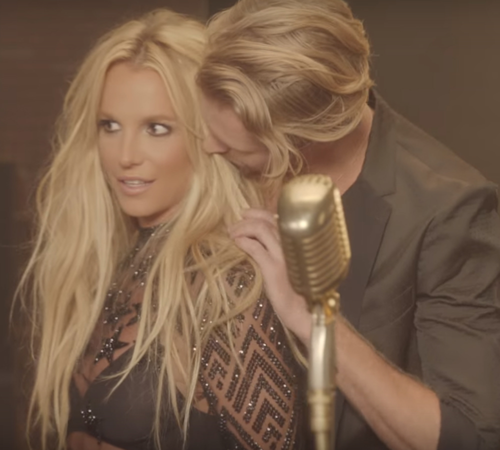 britney spears no clipe de make me
