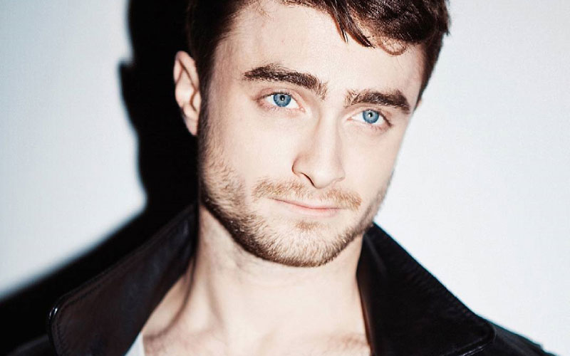 Daniel Radcliffe com jaqueta preta e blusa branca