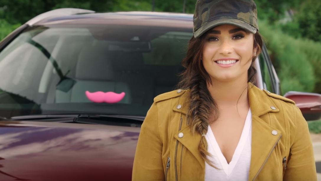 demi lovato vestida de motorista