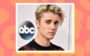 Justin Bieber em tapete vermelho de evento