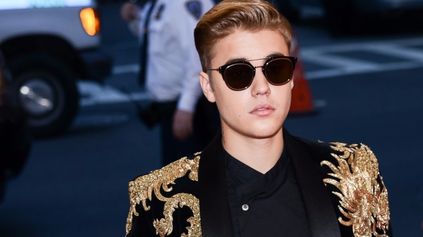 Justin Bieber com óculos escuros
