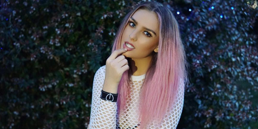 Perrie Edwards com cabelo rosa