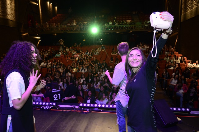 Dani Russo tirando selfie com Instax no festival todateen