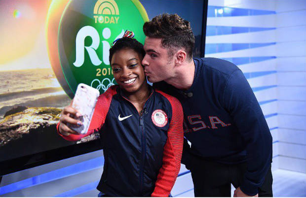 Simone biles e zac efron tirando uma selfie
