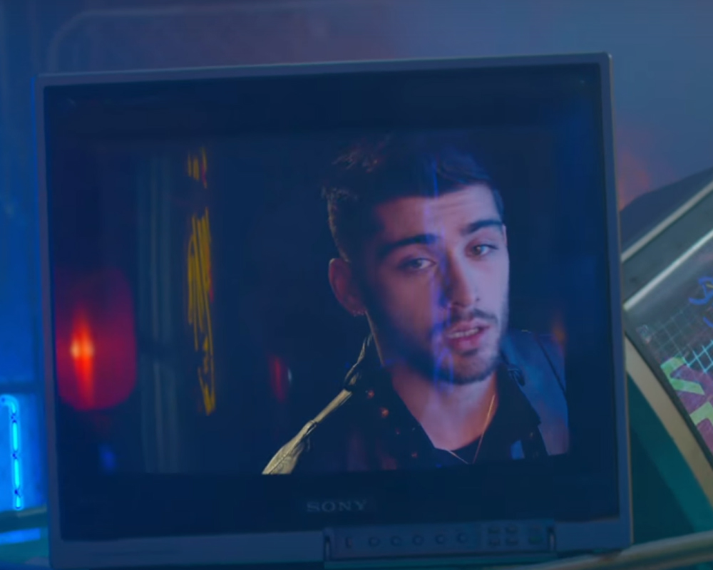 Zayn Malik dentro de uma televisão no clipe de cruel