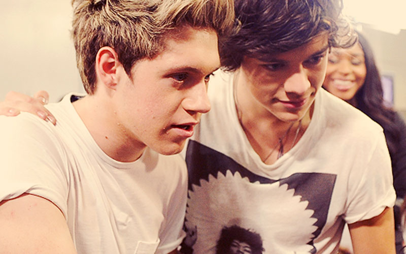 narry: harry styles e niall horan abraçados