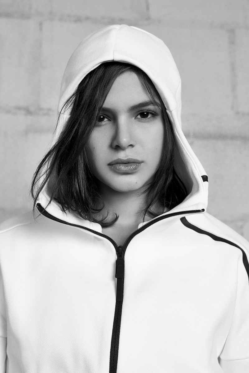 Close de Bruna MArquezine com blusa de capuz