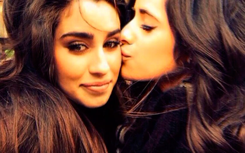 Camren se beijando na bochecha