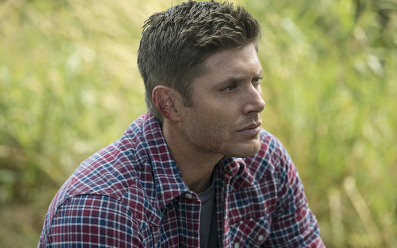 dean de supernatural sentado no gramado