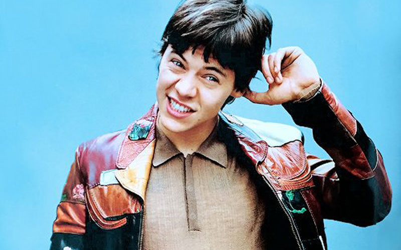 harry styles com a mão na cabeça e cara de dúvida