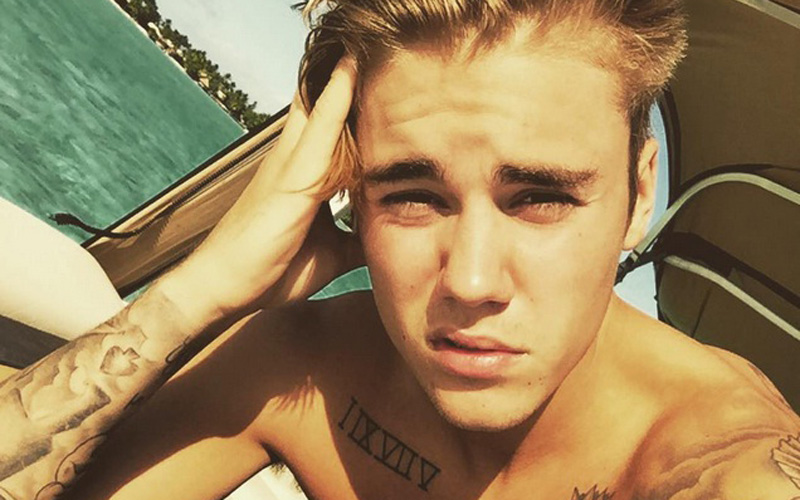 justin bieber no mar em um barco