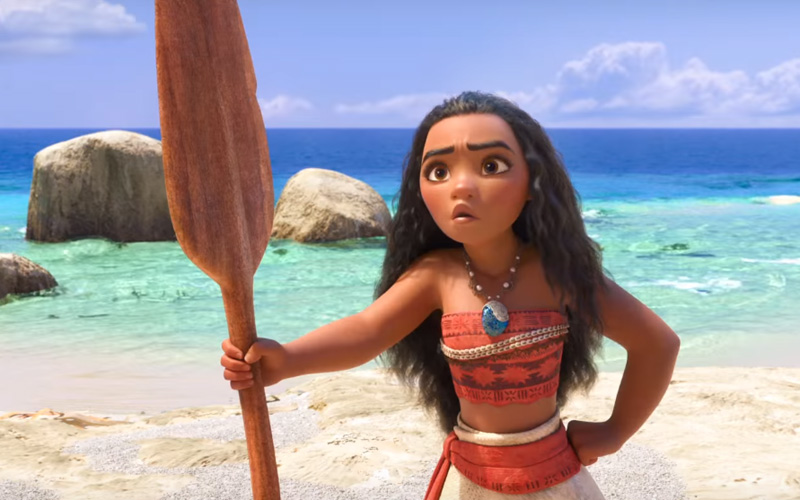 Moana desconfiada na praia
