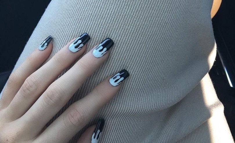 Nail art da Kylie Jenner em azul e preto