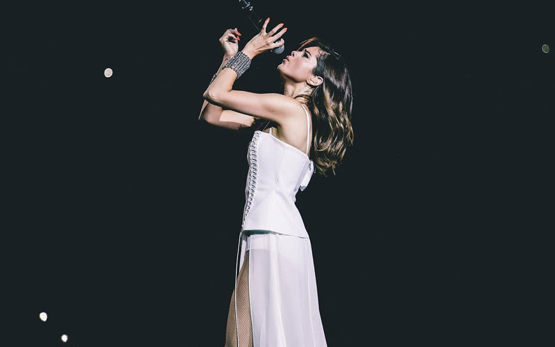 selena gomez cantando com um vestido branco