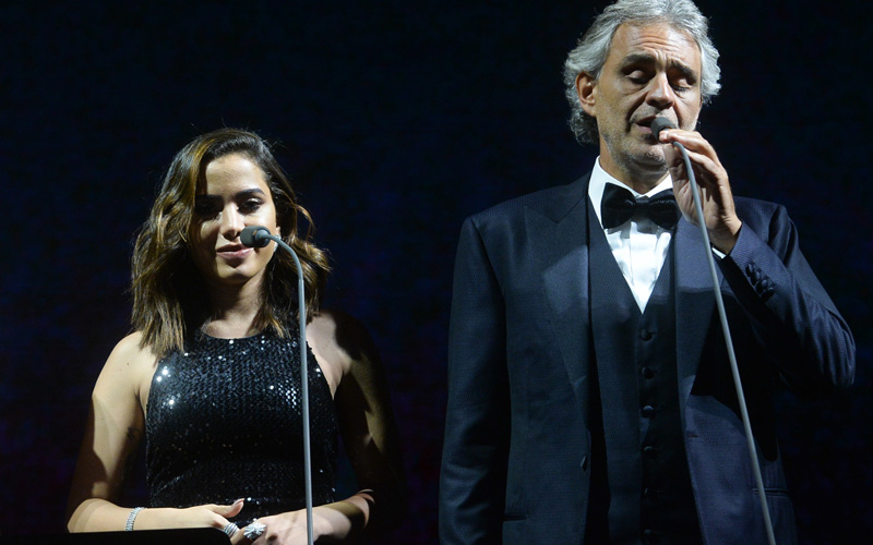 anitta e andrea bocelli em show