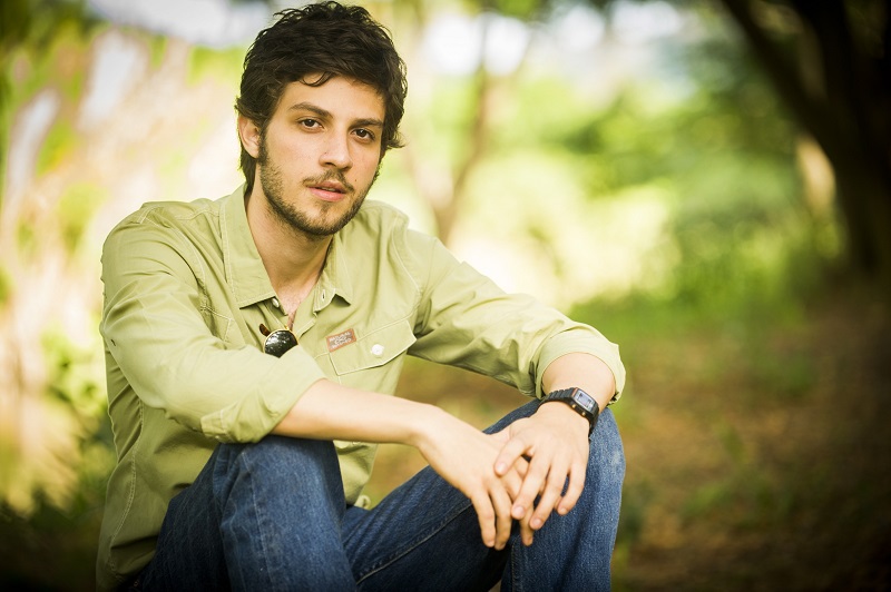 Ator Chay Suede sentado