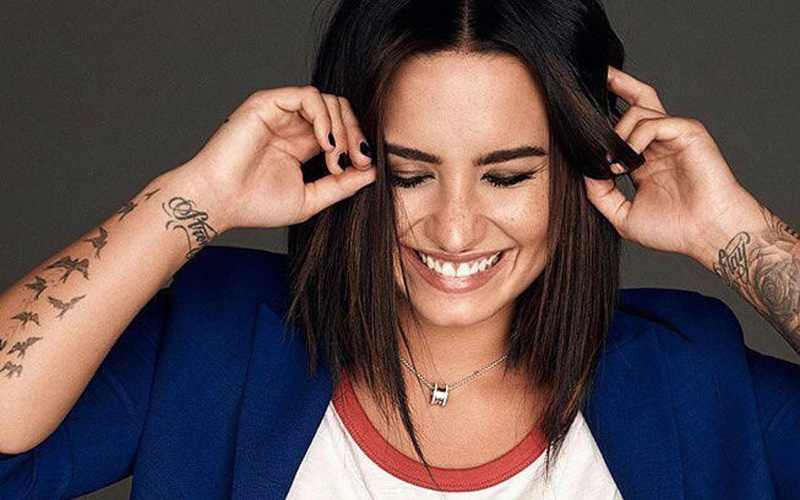 demi lovato com sardas e cabelo escuro sorrindo