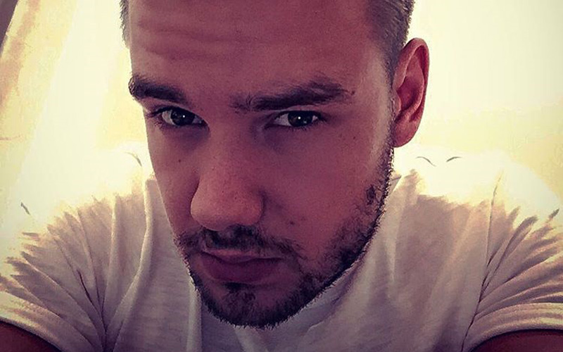 liam payne tirando uma selfie