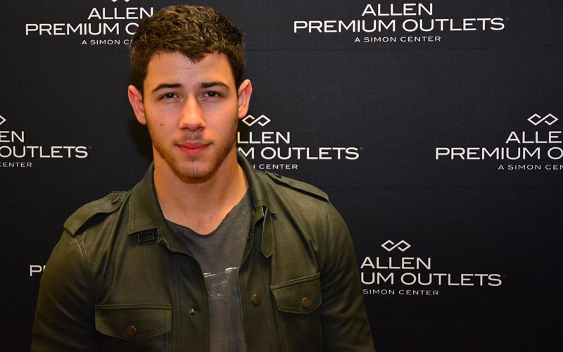 nick jonas com camisa verde