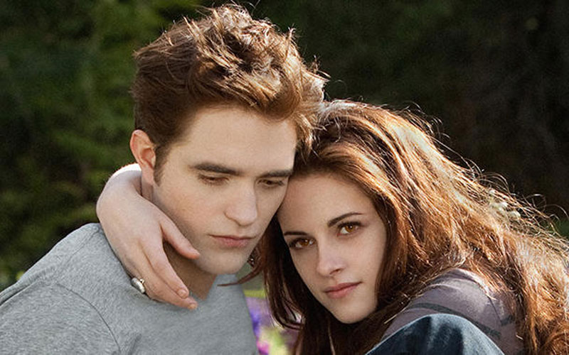 edward e bella em crepúsculo com o anel de noivado
