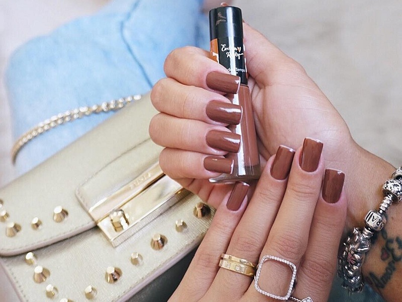 unhas-com-esmalte-escuto-mito
