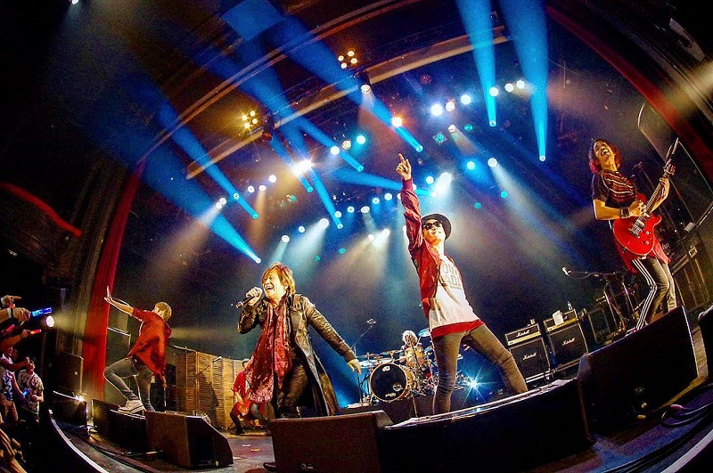 Integrantes da banda Flow em um palco durante o show