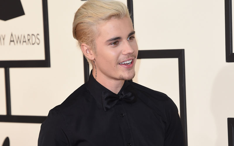justin bieber sorrindo no grammy