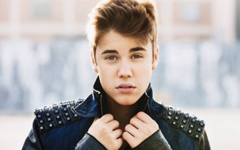 justin bieber com a mão na jaqueta