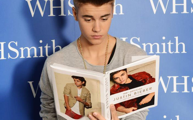 justin bieber lendo seu livro