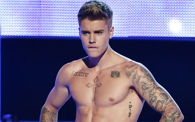 justin bieber sem camisa no palco