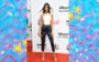 Kendall Jenner usando body e calça metalizada