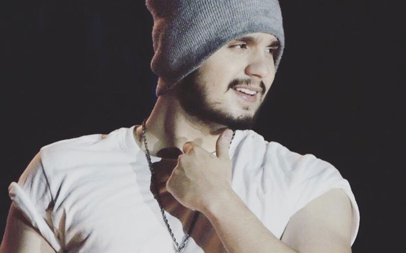 Luan santana de gorro