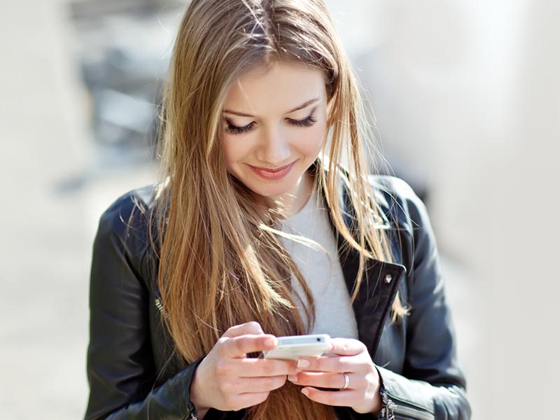 Menina com celular