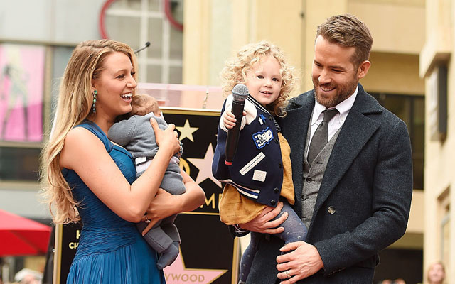 Blake Lively e Ryan Reynolds mostram filhas pela primeira vez