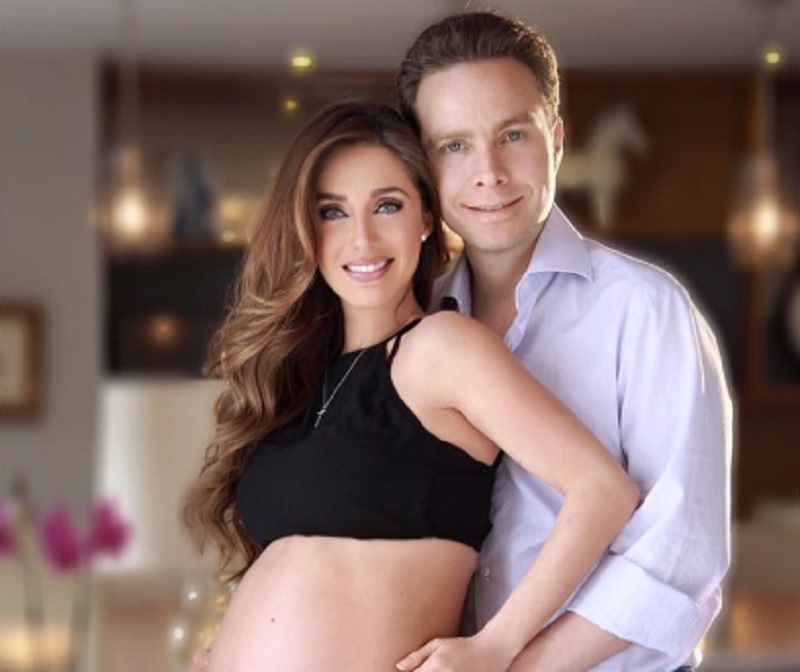 Anahí posa ao lado do marido e mostra a barriga de grávida