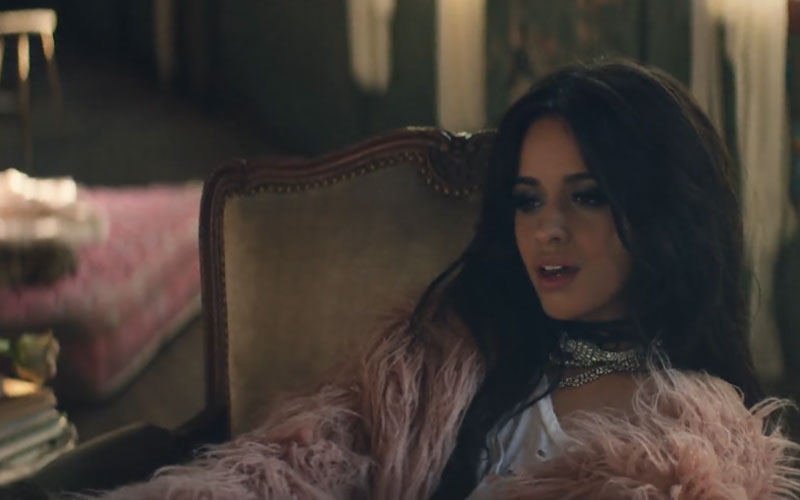 camila cabello com blusa de pelo rosa em clipe de bad things